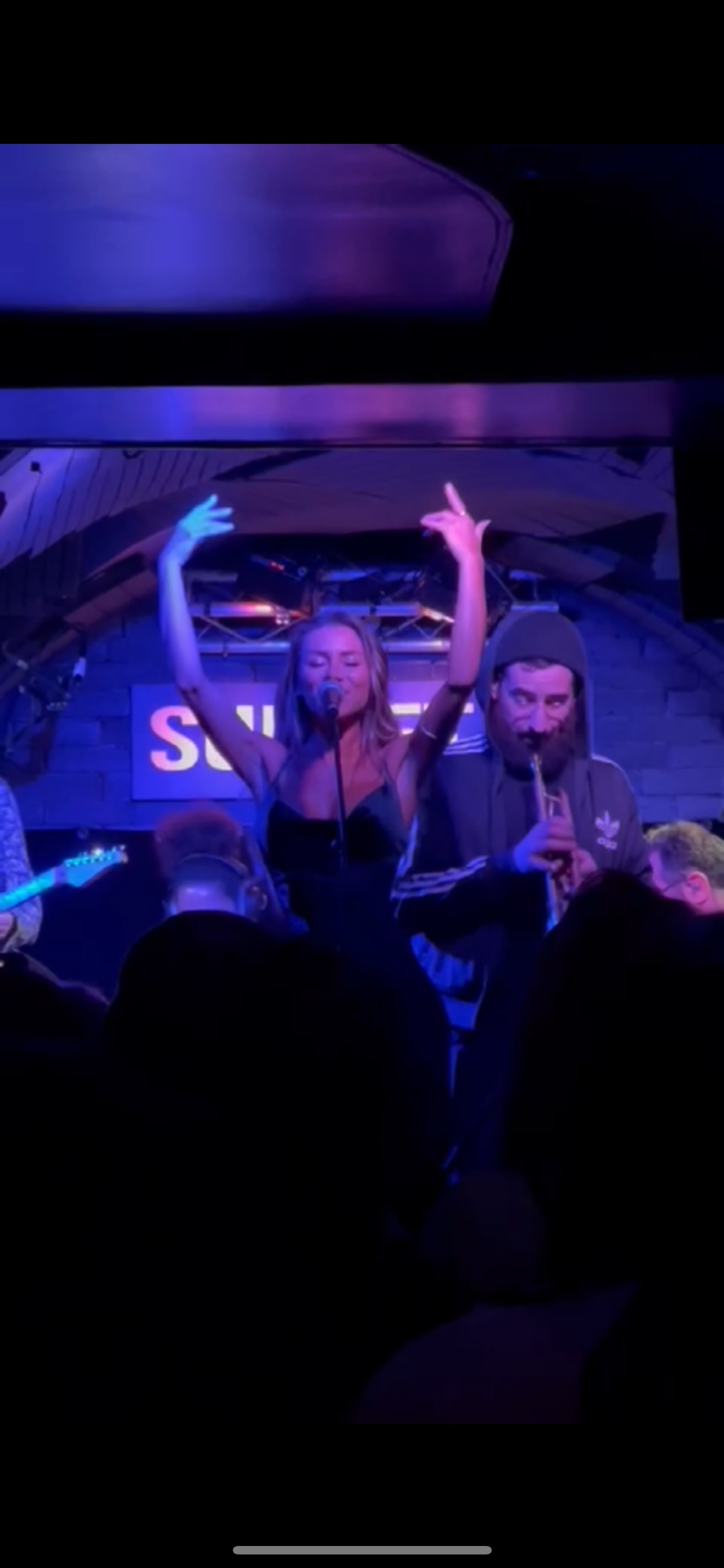 Maeva Fischer chante sur scène à Paris avec un musicien
