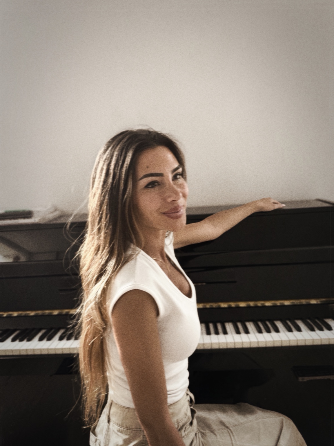Maeva Fischer au piano, écriture et composition de chansons